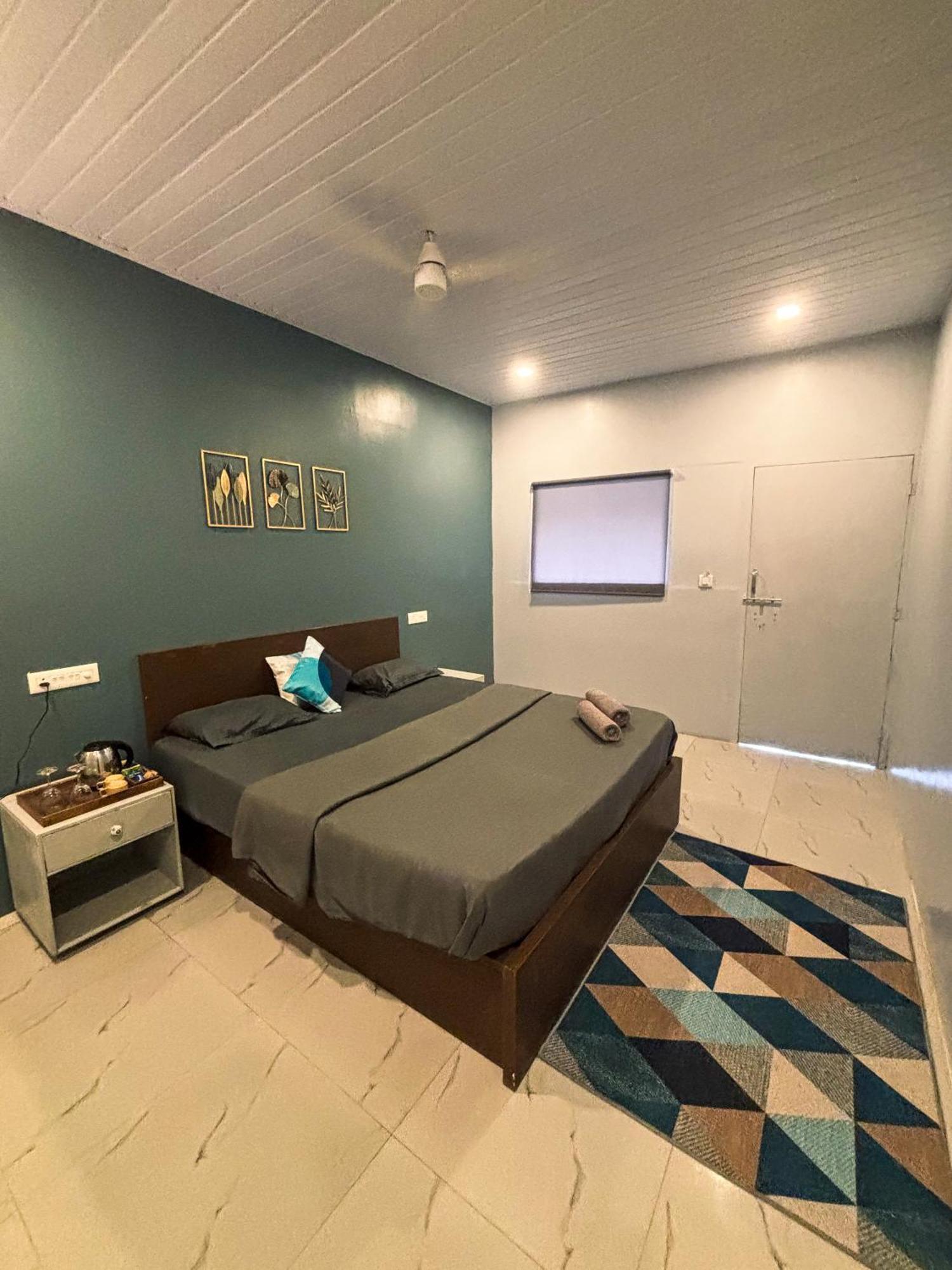 Traverse Luxe Hostel Палолем Екстериор снимка